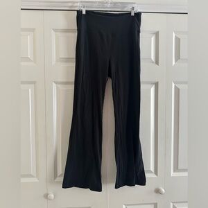 Lululemon Groove Super-High-Rise Nulu Flared
Pant *Regular